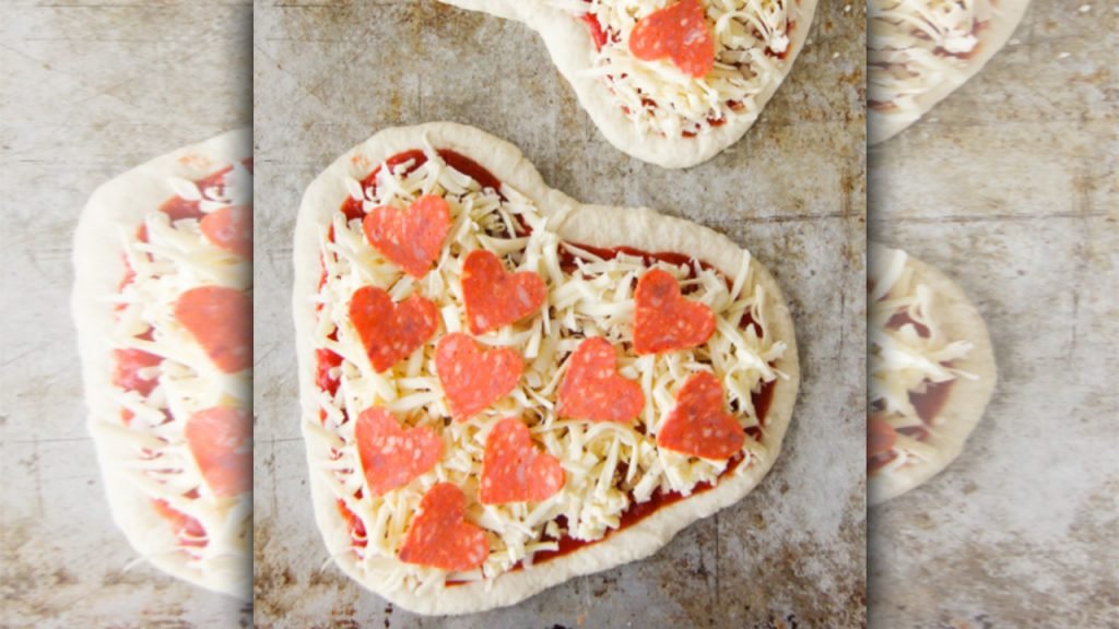 valentine day pizza with masla and moli te dil